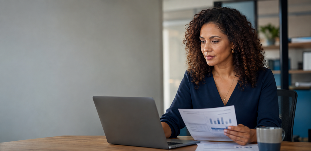 Profissional de RH analisando dados da taxa de absenteísmo no trabalho