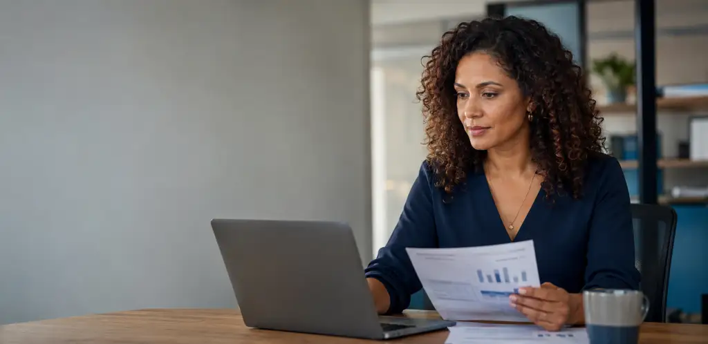 Profissional de RH analisando dados da taxa de absenteísmo no trabalho